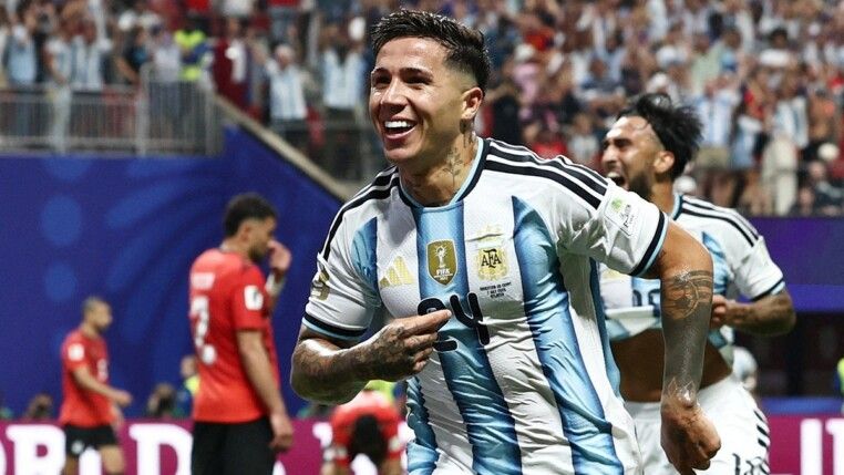 Futebol — Copa do Mundo da FIFA 2026 — oitavas de final — Argentina x Egito — Estádio de Atlanta, Atlanta, Geórgia, EUA — 07/07/2026. Enzo Fernández, da Argentina, comemora após marcar o terceiro gol da equipe.