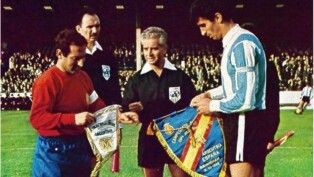 Capitães de Espanha e Argentina trocam flâmulas antes de jogo da Copa do Mundo de 1966