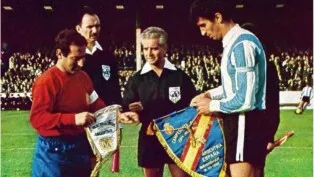 Capitães de Espanha e Argentina trocam flâmulas antes de jogo da Copa do Mundo de 1966