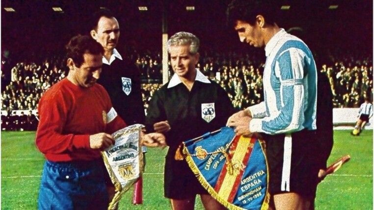 Capitães de Espanha e Argentina trocam flâmulas antes de jogo da Copa do Mundo de 1966