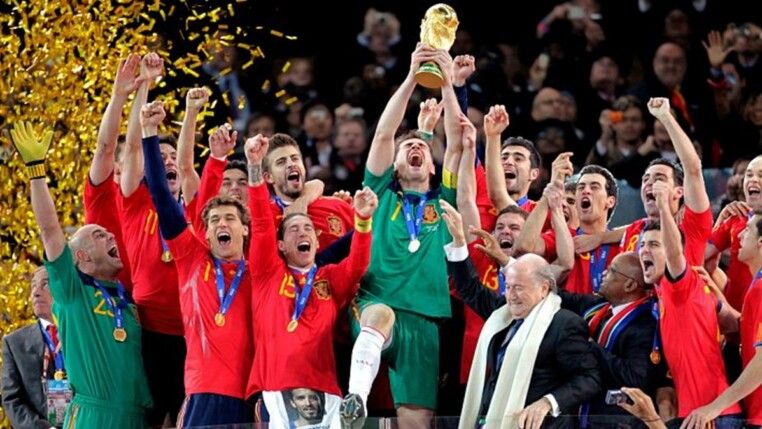 Seleção espanhola levanta a taça da Copa do Mundo de 2010