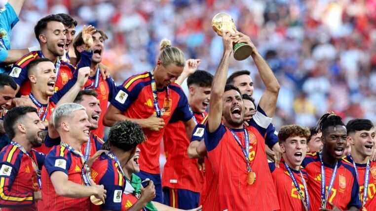 Futebol — Copa do Mundo da FIFA 2026 — final — Espanha x Argentina — Estádio de Nova York/Nova Jersey, East Rutherford, Nova Jersey, EUA — 19/07/2026. Rodri ergue o troféu da Copa do Mundo ao lado dos companheiros de seleção durante a comemoração do título da Espanha.