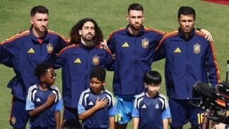 Futebol — Copa do Mundo da FIFA 2026 — final — Espanha x Argentina — Estádio de Nova York/Nova Jersey, East Rutherford, Nova Jersey, EUA — 19/07/2026. Rodri e jogadores da seleção da Espanha entram em campo ao lado de crianças durante a execução dos hinos nacionais, antes da partida.