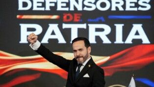 O presidente eleito da Colômbia, Abelardo de la Espriella, faz um gesto após receber suas credenciais do presidente do Conselho Nacional Eleitoral da Colômbia, Cristian Ricardo Quiroz Romero, em Bogotá, Colômbia, em 25/06/2026.