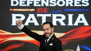 O presidente eleito da Colômbia, Abelardo de la Espriella, faz um gesto após receber suas credenciais do presidente do Conselho Nacional Eleitoral da Colômbia, Cristian Ricardo Quiroz Romero, em Bogotá, Colômbia, em 25/06/2026.