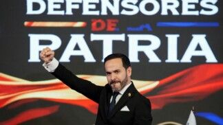 O presidente eleito da Colômbia, Abelardo de la Espriella, faz um gesto após receber suas credenciais do presidente do Conselho Nacional Eleitoral da Colômbia, Cristian Ricardo Quiroz Romero, em Bogotá, Colômbia, em 25/06/2026.