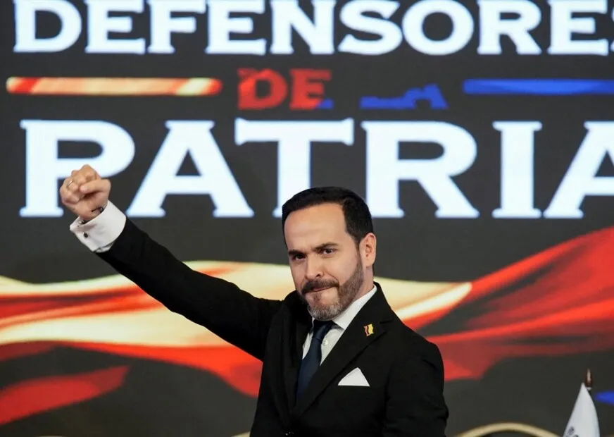 O presidente eleito da Colômbia, Abelardo de la Espriella, faz um gesto após receber suas credenciais do presidente do Conselho Nacional Eleitoral da Colômbia, Cristian Ricardo Quiroz Romero, em Bogotá, Colômbia, em 25/06/2026.