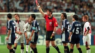Copa do Mundo da FIFA de 1998 — oitavas de final — Inglaterra x Argentina — Estádio Geoffroy-Guichard, Saint-Étienne, França — 30/06/1998. David Beckham, da Inglaterra, recebe cartão vermelho durante a partida.