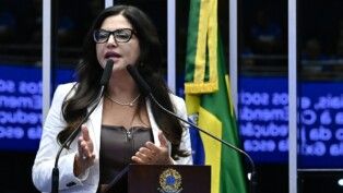 Sessão de Debates - Fim da escala 6x1 no Brasil (PEC 221/2019) Plenário do Senado Federal durante sessão de debates temáticos destinada a discutir os impactos sociais, econômicos e produtivos da Proposta de Emenda à Constituição nº 221, de 2019, que trata da redução da jornada de trabalho e do fim da chamada escala 6x1 no Brasil. A PEC, já aprovada na Câmara dos Deputados, diminui a jornada de trabalho de 44 para 40 horas semanais, com dois dias de descanso, e estabelece implementação gradual da escala. Em discurso, à tribuna, diretora executiva jurídica da Federação das Indústrias do Estado de São Paulo (Fiesp), Luciana Nunes Freire