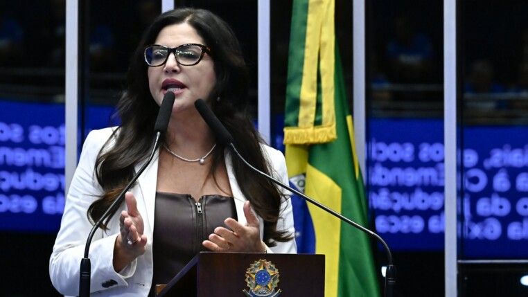 Sessão de Debates - Fim da escala 6x1 no Brasil (PEC 221/2019) Plenário do Senado Federal durante sessão de debates temáticos destinada a discutir os impactos sociais, econômicos e produtivos da Proposta de Emenda à Constituição nº 221, de 2019, que trata da redução da jornada de trabalho e do fim da chamada escala 6x1 no Brasil. A PEC, já aprovada na Câmara dos Deputados, diminui a jornada de trabalho de 44 para 40 horas semanais, com dois dias de descanso, e estabelece implementação gradual da escala. Em discurso, à tribuna, diretora executiva jurídica da Federação das Indústrias do Estado de São Paulo (Fiesp), Luciana Nunes Freire