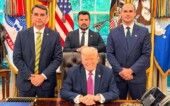 Flávio Bolsonaro, Paulo Figueiredo e Eduardo Bolsonaro posam com Trump na Casa Branca