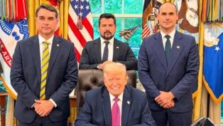 Flávio Bolsonaro, Paulo Figueiredo e Eduardo Bolsonaro posam com Trump na Casa Branca