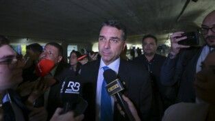 Senador Flávio Bolsonaro (PL-RJ), em entrevista coletiva, comenta sobre a rejeição de Jorge Messias ao STF. O parlamentar fala ainda sobre os possíveis encaminhamentos após a decisão do Plenário do Senado desta quarta-feira (29).