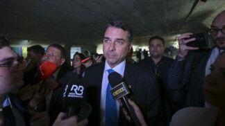 Senador Flávio Bolsonaro (PL-RJ), em entrevista coletiva, comenta sobre a rejeição de Jorge Messias ao STF. O parlamentar fala ainda sobre os possíveis encaminhamentos após a decisão do Plenário do Senado desta quarta-feira (29).