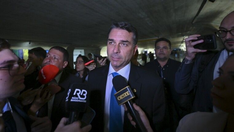 Senador Flávio Bolsonaro (PL-RJ), em entrevista coletiva, comenta sobre a rejeição de Jorge Messias ao STF. O parlamentar fala ainda sobre os possíveis encaminhamentos após a decisão do Plenário do Senado desta quarta-feira (29).