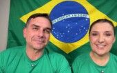 Flávio Bolsonaro ao lado de Damielle Marques na live Brasil por Elas