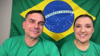 Flávio Bolsonaro ao lado de Damielle Marques na live Brasil por Elas