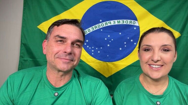 Flávio Bolsonaro ao lado de Damielle Marques na live Brasil por Elas