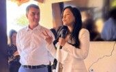 A vereadora Priscilla Costa discursa observada por Flávio Bolsonaro