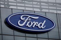 O tradicional logotipo azul da Ford na nova sede mundial da montadora em Dearborn, no Michigan