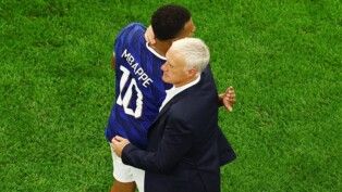 Futebol — Copa do Mundo da FIFA 2026 — semifinal — França x Espanha — Estádio de Dallas, Arlington, Texas, EUA — 14/07/2026. Kylian Mbappé, da França, abraça o técnico Didier Deschamps após a partida.