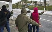 Pessoas enfrentam manhã de frio, com termômetros marcando 16ºC, no bairro de Interlagos, na zona sul da capital paulista,