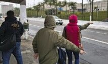 Pessoas enfrentam manhã de frio, com termômetros marcando 16ºC, no bairro de Interlagos, na zona sul da capital paulista,