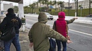 Pessoas enfrentam manhã de frio, com termômetros marcando 16ºC, no bairro de Interlagos, na zona sul da capital paulista,