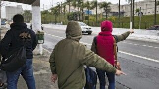 Pessoas enfrentam manhã de frio, com termômetros marcando 16ºC, no bairro de Interlagos, na zona sul da capital paulista,