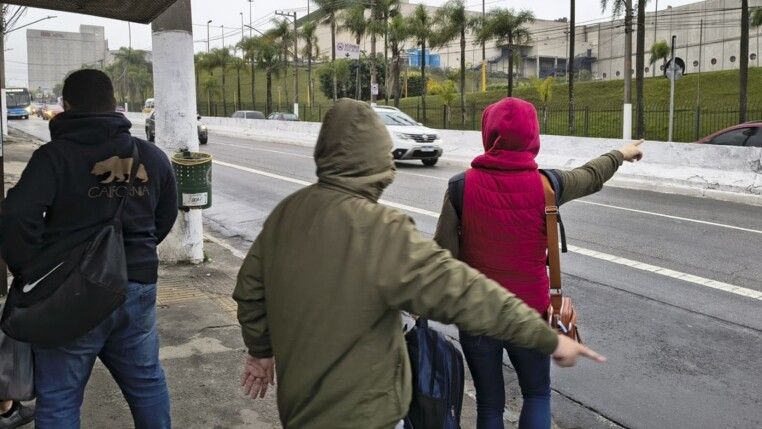 Pessoas enfrentam manhã de frio, com termômetros marcando 16ºC, no bairro de Interlagos, na zona sul da capital paulista,