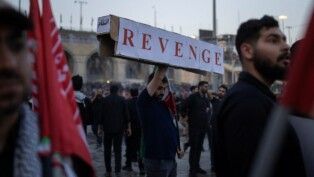 Uma pessoa em luto segura um cartaz com a palavra "Vingança" durante a cerimônia pública de despedida em homenagem ao líder supremo do Irã, aiatolá Ali Khamenei, morto em 28/02 em ataques aéreos de Israel e dos Estados Unidos, no Grande Mosalla Imam Khomeini, em Teerã, Irã, em 04/07/2026.