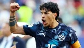 Futebol — Copa do Mundo da FIFA 2026 — fase de 16 avos de final — Alemanha x Paraguai — Estádio de Boston, Foxborough, Massachusetts, EUA — 29/06/2026. Gustavo Gómez, do Paraguai, comemora após a partida, com a equipe garantindo a classificação para as oitavas de final da Copa do Mundo.