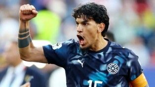 Futebol — Copa do Mundo da FIFA 2026 — fase de 16 avos de final — Alemanha x Paraguai — Estádio de Boston, Foxborough, Massachusetts, EUA — 29/06/2026. Gustavo Gómez, do Paraguai, comemora após a partida, com a equipe garantindo a classificação para as oitavas de final da Copa do Mundo.