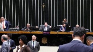 Hugo Motta e deputados no plenário da Câmara