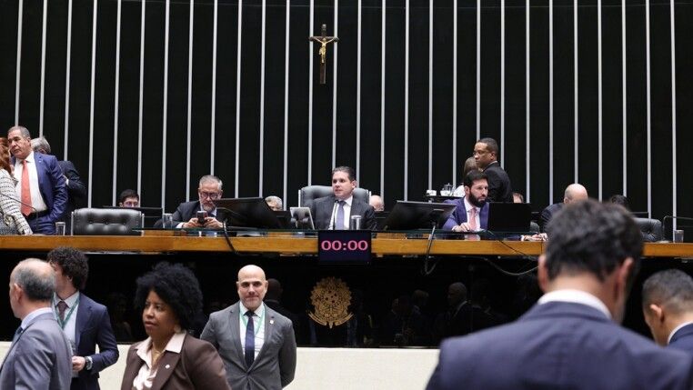 Hugo Motta e deputados no plenário da Câmara