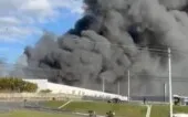 Incêndio destrói fábrica da Colcci em Itajaí após 15 horas de combate Incêndio destrói fábrica da Colcci em Itajaí após 15 horas de combate