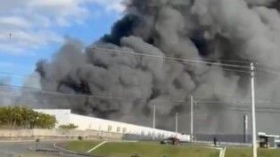 Incêndio destrói fábrica da Colcci em Itajaí após 15 horas de combate