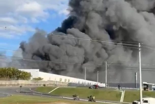 Incêndio destrói fábrica da Colcci em Itajaí após 15 horas de combate