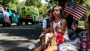 Pessoas acompanham um desfile do Dia da Independência enquanto os Estados Unidos celebram o 250º aniversário da independência, em Staunton, Virgínia, EUA, em 04/07/2026.