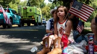 Pessoas acompanham um desfile do Dia da Independência enquanto os Estados Unidos celebram o 250º aniversário da independência, em Staunton, Virgínia, EUA, em 04/07/2026.