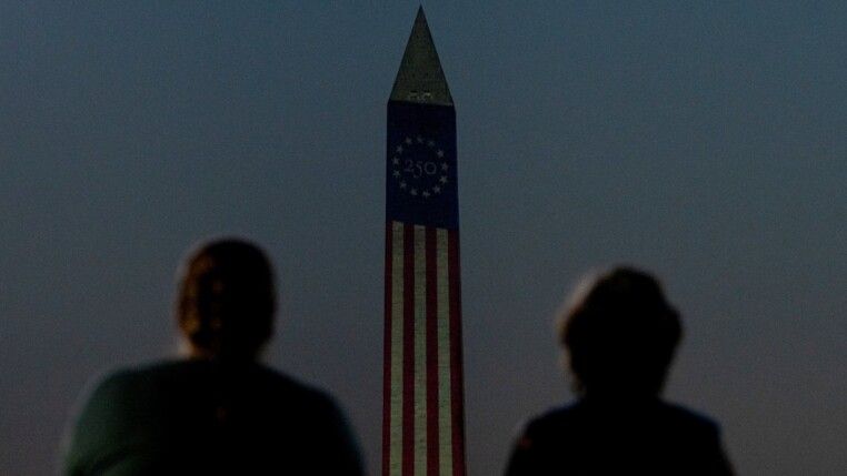 O Monumento a Washington é iluminado enquanto pessoas participam da Grande Feira Americana dos Estados (The Great American State Fair), realizada no National Mall para marcar o 4 de Julho, quando os Estados Unidos celebram o 250º aniversário da independência, em Washington, D.C., EUA, em 03/07/2026.
