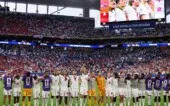 Futebol — Copa do Mundo da FIFA 2026 — quartas de final — Noruega x Inglaterra — Estádio de Miami, Miami Gardens, Flórida, EUA — 11/07/2026. Jogadores da Inglaterra cantam para a torcida e comemoram após a partida, que garantiu a classificação da seleção inglesa para as semifinais da Copa do Mundo.