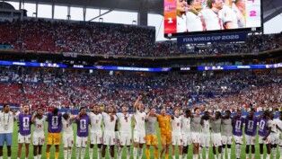 Futebol — Copa do Mundo da FIFA 2026 — quartas de final — Noruega x Inglaterra — Estádio de Miami, Miami Gardens, Flórida, EUA — 11/07/2026. Jogadores da Inglaterra cantam para a torcida e comemoram após a partida, que garantiu a classificação da seleção inglesa para as semifinais da Copa do Mundo.
