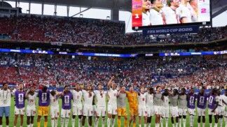 Futebol — Copa do Mundo da FIFA 2026 — quartas de final — Noruega x Inglaterra — Estádio de Miami, Miami Gardens, Flórida, EUA — 11/07/2026. Jogadores da Inglaterra cantam para a torcida e comemoram após a partida, que garantiu a classificação da seleção inglesa para as semifinais da Copa do Mundo.