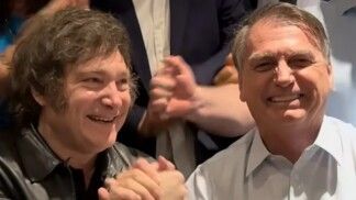 Milei e Jair Bolsonaro se cumprimentam