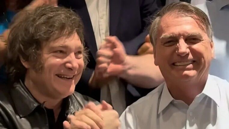 Milei e Jair Bolsonaro se cumprimentam
