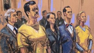 O presidente deposto da Venezuela, Nicolás Maduro, e sua esposa, Cilia Flores, participam de audiência ao lado dos advogados de Maduro, Barry Pollack e Anna Estevao, e do advogado de Flores, Mark Donnelly, perante o juiz federal Alvin Hellerstein. O magistrado marcou para 1º de junho de 2027 o início do julgamento das acusações de tráfico de drogas apresentadas pelos Estados Unidos, no Tribunal Federal Daniel Patrick Moynihan, em Nova York, em 22/07/2026. Ilustração de tribunal.