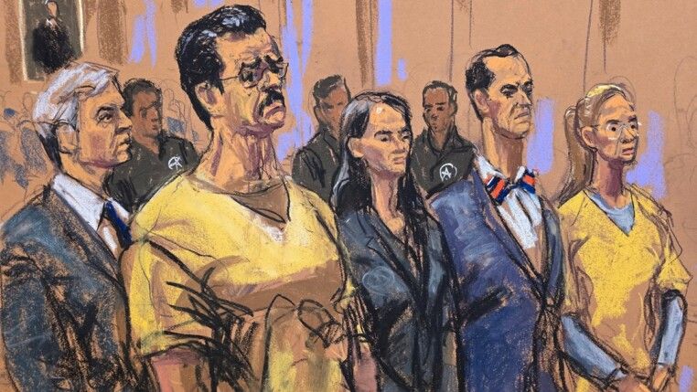 O presidente deposto da Venezuela, Nicolás Maduro, e sua esposa, Cilia Flores, participam de audiência ao lado dos advogados de Maduro, Barry Pollack e Anna Estevao, e do advogado de Flores, Mark Donnelly, perante o juiz federal Alvin Hellerstein. O magistrado marcou para 1º de junho de 2027 o início do julgamento das acusações de tráfico de drogas apresentadas pelos Estados Unidos, no Tribunal Federal Daniel Patrick Moynihan, em Nova York, em 22/07/2026. Ilustração de tribunal.