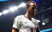 Futebol — Copa do Mundo da FIFA 2026 — semifinal — Inglaterra x Argentina — Estádio de Atlanta, Atlanta, Geórgia, EUA — 15/07/2026. Harry Kane, da Inglaterra, deixa o gramado abatido após a partida, que terminou com a eliminação da seleção inglesa da Copa do Mundo.