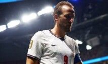 Futebol — Copa do Mundo da FIFA 2026 — semifinal — Inglaterra x Argentina — Estádio de Atlanta, Atlanta, Geórgia, EUA — 15/07/2026. Harry Kane, da Inglaterra, deixa o gramado abatido após a partida, que terminou com a eliminação da seleção inglesa da Copa do Mundo.